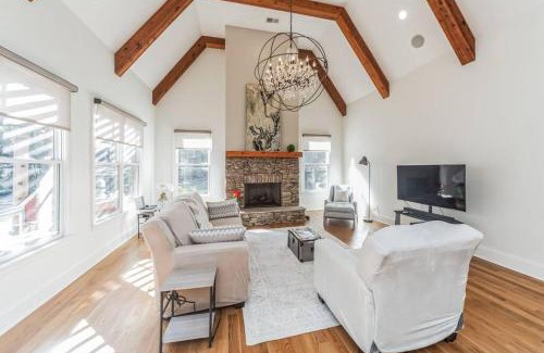 Ellendale Villa | Chic Countryside Estate-Patio Heaters-Game Room-Gym-BBQ-Pool