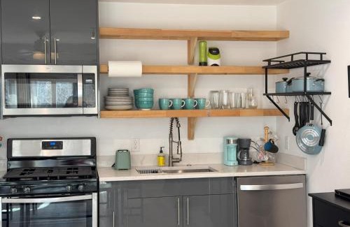 Blackshear-Prospect Hill House | Chic, Cozy & Comfort Modern Room