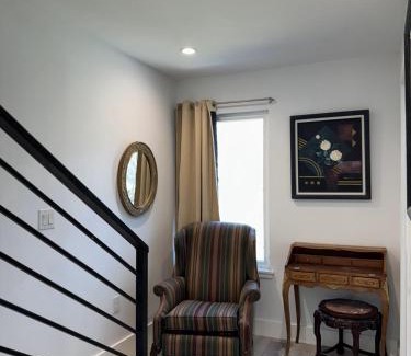 Blackshear-Prospect Hill House | Chic, Cozy & Comfort Modern Room