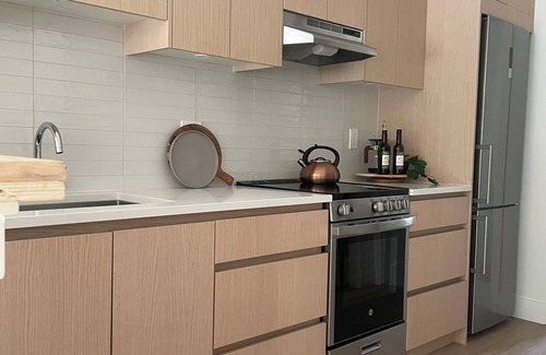 Lower Lonsdale Apartment | Chic & Cozy Condo North Vancouver 3+ Month Stay