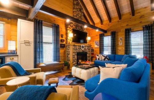 Massanutten House | Chic Designer Log Cabin Hot Tub Pool Tabledecks