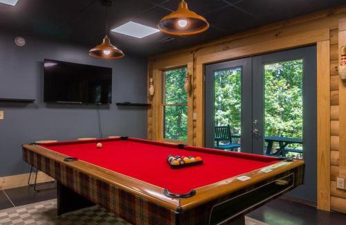 Massanutten House | Chic Designer Log Cabin Hot Tub Pool Tabledecks