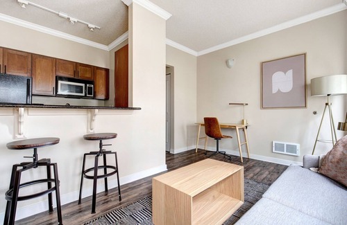 Downtown Seattle Apartment | Chic Downtown 1BR w/Gym, Roof Deck, near Pike St Market, by Blueground