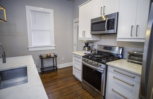 Southtown Cottage | Chic Downtown Farmhouse With Garden and BBQ Grill
