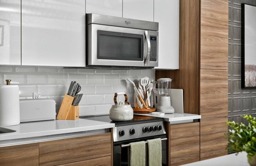 Downtown Dallas Apartment | Chic Downtown Loft With Big D Flair! – Walkable & Boldly Designed -Free Valet, Pool, Gym