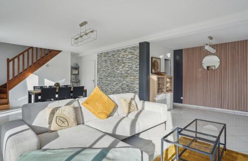 Villejust Apartment | Chic friendly and spacious house