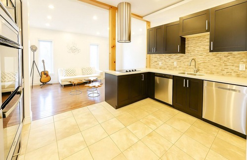 Whitchurch-Stouffville House | Chic Lakefront Escape nDesigner Touches + Kayaks + Fire Pit + Private Dock