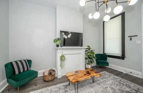 Walnut Hills Apartment | Chic Modern Gem with Style
