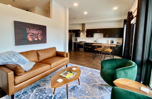 Edgehill Condo | CHIC Modern Nashville Condo ★ POOL, PATIO, PARKING