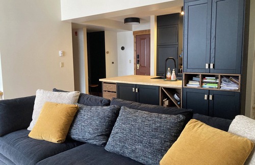 East Kootenay Condo | Chic mountain ski-in condo. Cozy gas fireplace, luxuriously appointed.