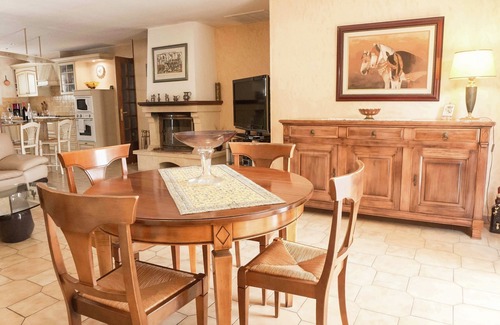Narbonne House | Chic Narbonne Pool Retreat
