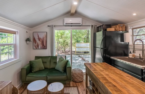 Greenville Cabin | Chic PRIVATE cabin in the woods -> queen bed, deck, high-speed Wifi