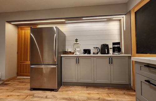Whitchurch-Stouffville Apartment | Chic & private pool 1Br + sofa bed walkout apartment jaccuzi spa & gym