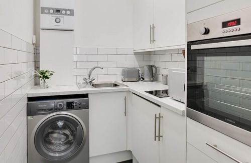 Southend-on-Sea Apartment | Chic & Radiant Studio City Centre Nr Beach & High St by Luxiety Stays