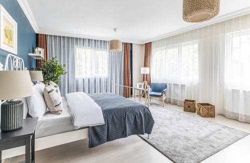 Bostanci Apartment | Chic Sea View Flat on Bagdat Avenue in Bostanci