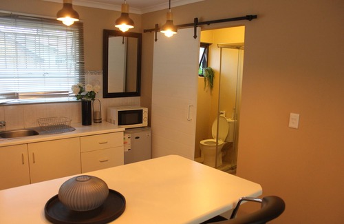Greater Johannesburg Metropolitan Area Cottage | Chic & Serene 1-Bed Haven in Roodepoort