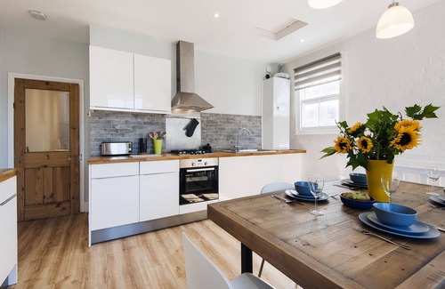 Tooting House | Chic & Spacious Family Home in South West London 🏡