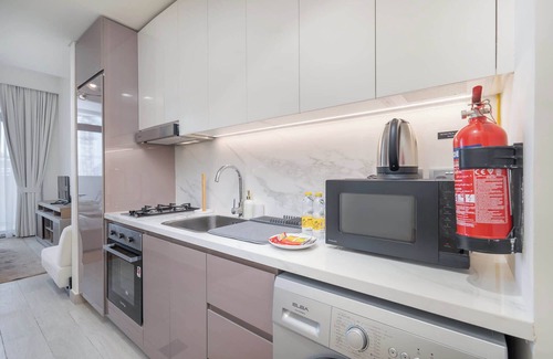 Nad Al Sheba Apartment | Chic Studio Apartment in Meydan Sleeps 2 with Balcony