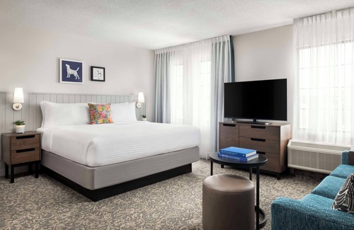 Thornhill Hotel | Chic Suite Ideal for Long Stays with Full Kitchen & Swimming Pool