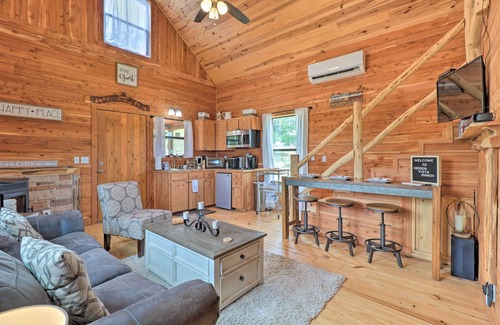 Milam County Cabin | Chic Thorndale Cabin w/Fire Pit & Paddleboat!