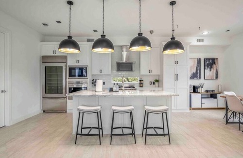 Greenway Plaza-Upper Kirby House | Chic upscale condo in the heart of Houston