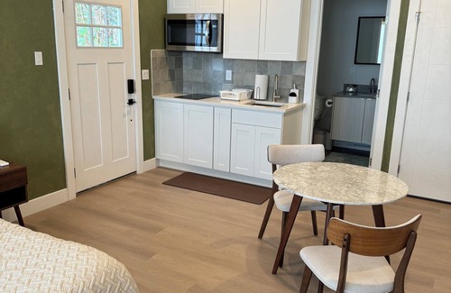 North Delridge Apartment | Chic Urban getaway, 12 min drive to Pike Place & Alki Beach