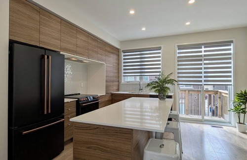 Oakville House | Chic Urban Stay in Oakville - 40mins to Toronto, walking distance to shops