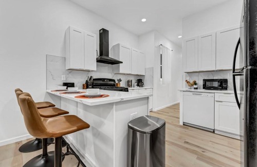 Front Park Apartment | Chic Vibrant Dtwn Apartment