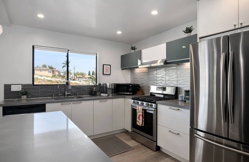 Middletown Apartment | Chic & Vibrant with Harbor View & Two Kings ~ Near It All