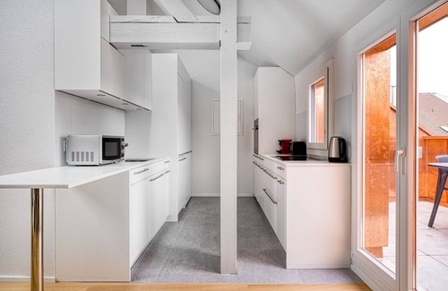 Vorstadte Apartment | Chic Vorstädte 2.5 Room w/W/D & Storage, 2 min to Market, by Blueground