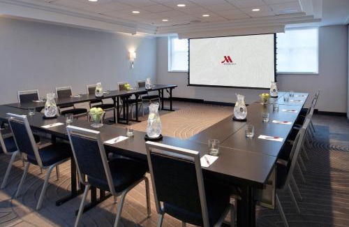 Rosemont Hotel | Chicago Marriott Suites O'Hare