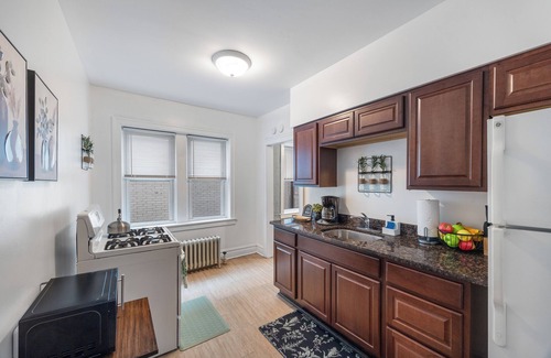 Berwyn Apartment | Chicago style apt/Near Hosp/ORD/MDW/DT