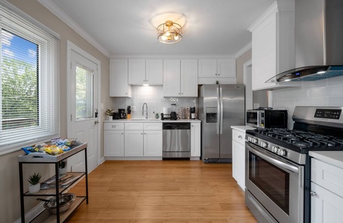 Lombard House | Chicago Suburb Modern Style Home - 3 Full Baths!