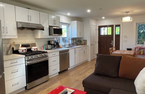 Oakridge House | ChicVilla New 3 bedrooms 2 baths private yard 8 min walk to Langara Canadaline