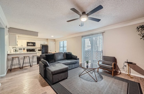 Brentwood Apartment | Chill 2B Getaway | 10min > DTWN | W/D, Pool, Prkg