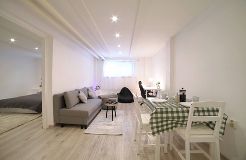 Palmovka Apartment | Chill Vibes: Netflix, PS5 & Free Parking!
