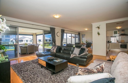 Dudley Park House | CHILLAX HOUSE -Luxury Canal Holiday House, Jetty, BBQ, Family Friendly-Sleeps 14