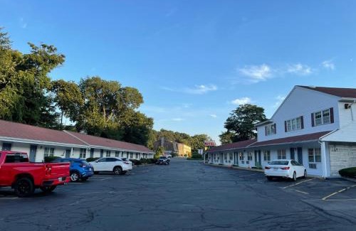 Saugus Hotel | Chisholm's Motor Inn
