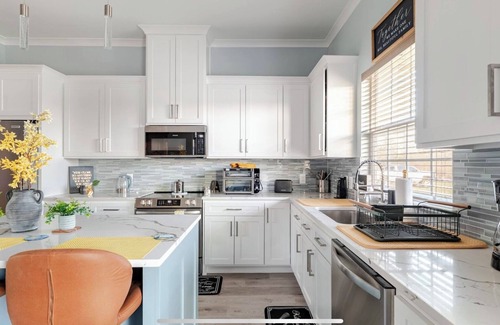 Emory House | Christian & Charming 2-bedroom house with fitness room in Emory