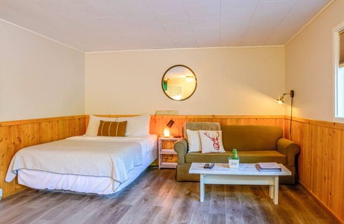 Christina Lake Hotel | Christina Lake- Pet Friendly, Sleeps 4 - Close to Beaches, Golf, Fishing, Hiking