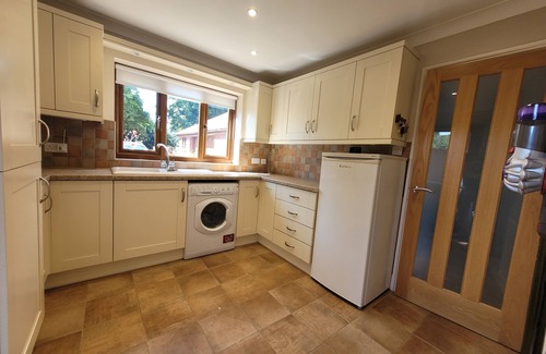 Diss House | Church View-Home with Hot tub, Sauna & Games room