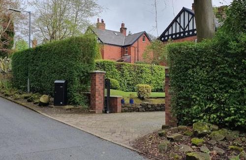 Bolton Apartment | ChurstonBnB, private flat within family home, Bolton