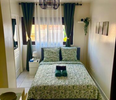 Saint-Ouen Apartment | Ciné à la maison ! Studio à 2 min du métro