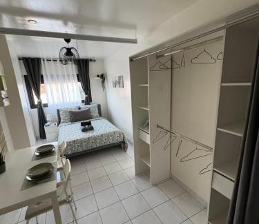 Saint-Ouen Apartment | Ciné à la maison ! Studio à 2 min du métro