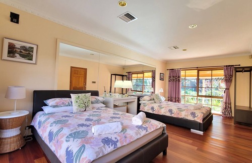 Warrandyte House | Cinema, golf, swimming pool, large space for the ultimate enjoyment