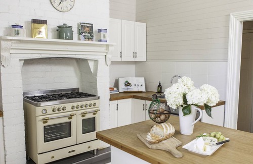 Berry House | Circa 1890 Berry - Holiday Cottage Central Location Pet Friendly