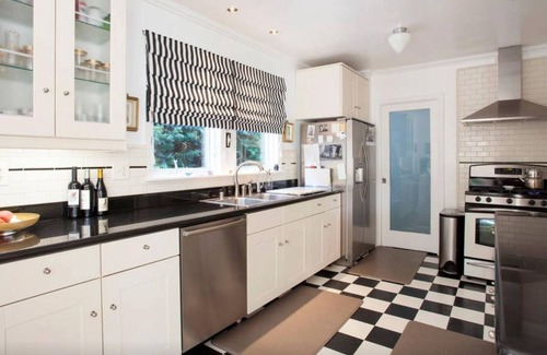Mid-Wilshire House | CITRUS HOUSE WITH BIG POOL AND GARDEN