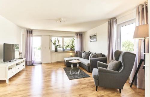 Rutesheim Apartment | City Apartment Hasenheide - Wohnung mit 3 Schlafzimmern und Balkon mit Landschaftsblick