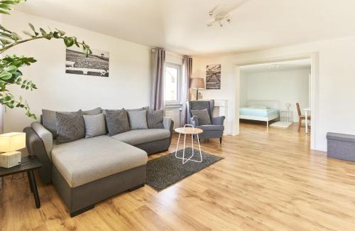 Rutesheim Apartment | City Apartment Hasenheide - Wohnung mit 3 Schlafzimmern und Balkon mit Landschaftsblick