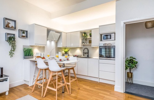 Southsea Apartment | City & Beach in Easy reach 3 double Bedrooms with parking